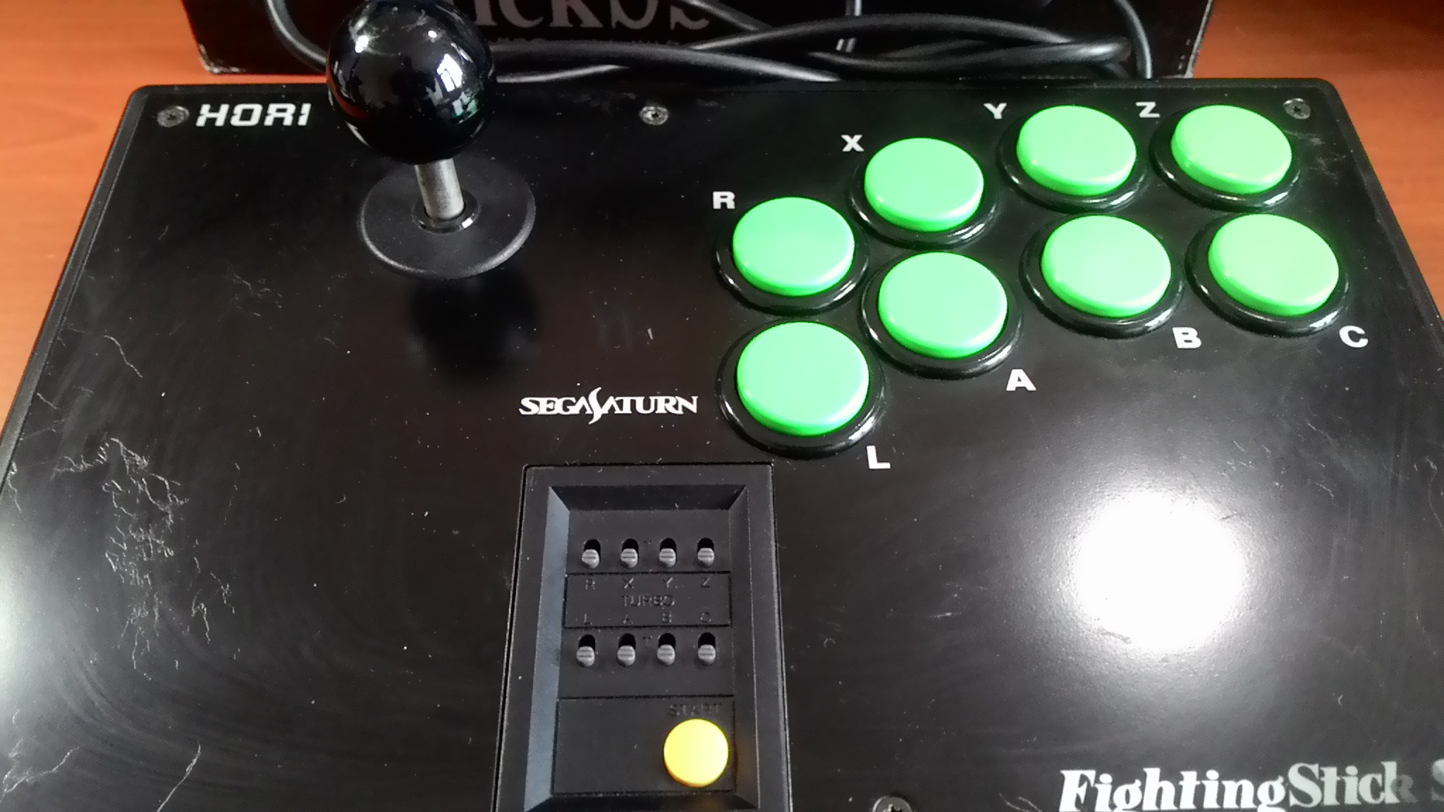 Console Sega Saturn NTSC-J Con Hori Fighting Stick, 3 Giochi, 2 Controller, Usata, Testata